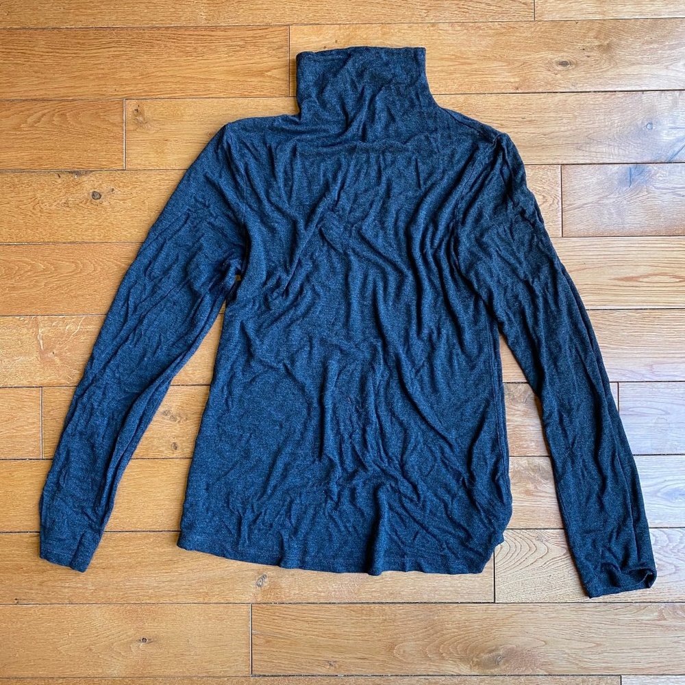 Cupio Gray Turtle-Neck Long Sleeved Top